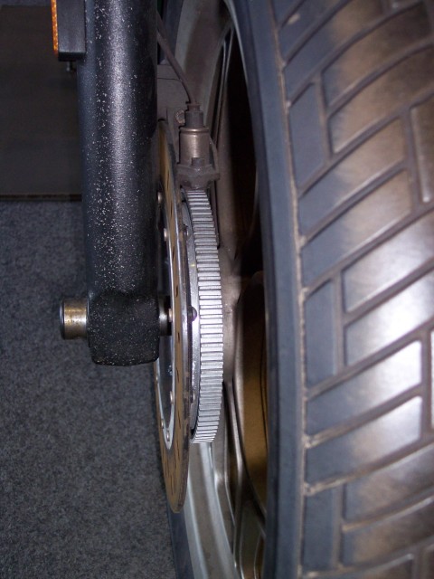 Le mécanisme d'ABS sur une moto BMW K75. Notez la roue dentée et le capteur à côté du disque.