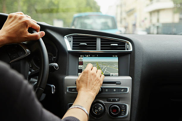 Femme qui rentre des données dans un GPS de voiture
