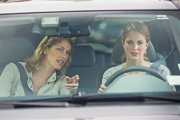 Une mère qui apprend à conduire à sa fille