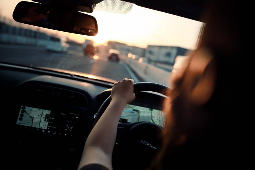 Femme conduisant une voiture