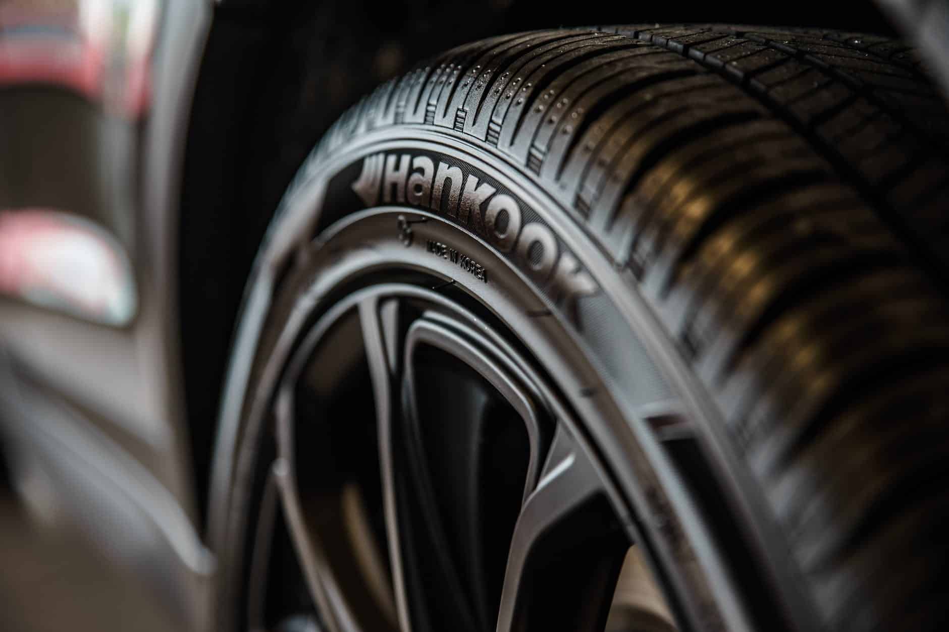 Que représentent les indices de charge et de vitesse d’un pneu ?